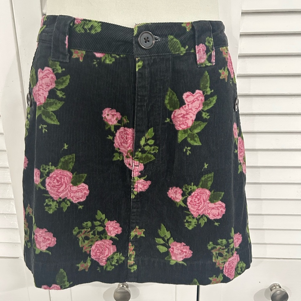 Wild Fable Corduroy Mini Skirt- size 8- Black with Pink Rose Design
